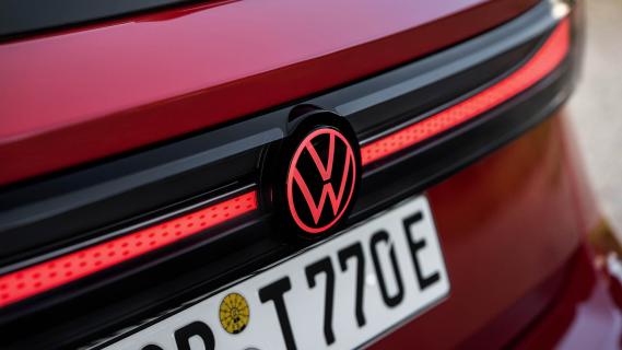 Volkswagen ID.7 GTX Tourer 2024 review detail logo verlicht