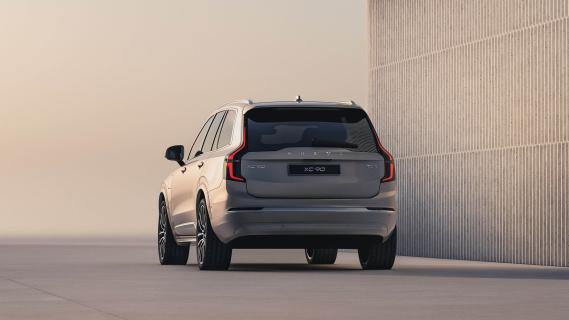 Volvo XC90 tweede facelift (2024) beige achterzijde linksachter schuin laag