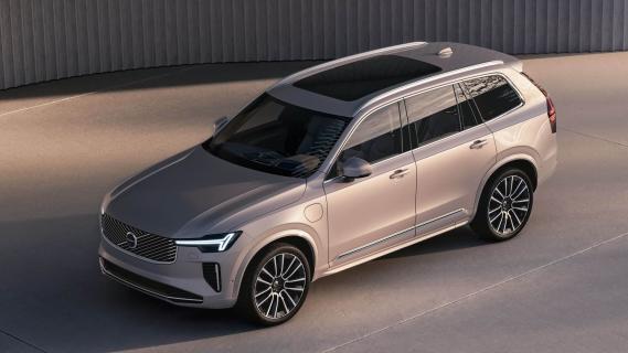 Volvo XC90 tweede facelift (2024) beige links zijkant voor