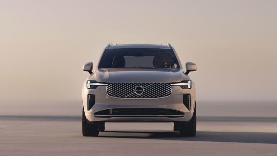 Volvo XC90 tweede facelift (2024) beige voorzijde