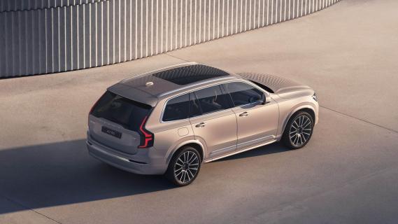 Volvo XC90 tweede facelift (2024) beige zijkant achter hoog