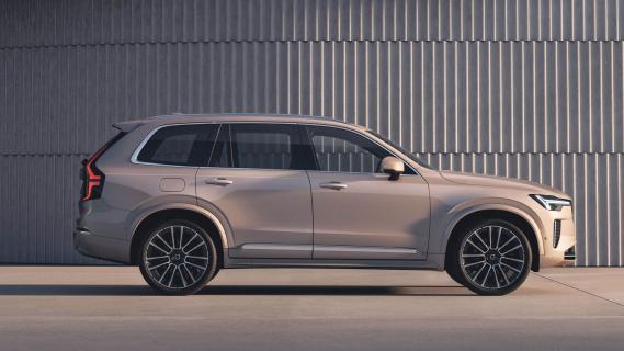 Volvo XC90 tweede facelift (2024) beige zijkant