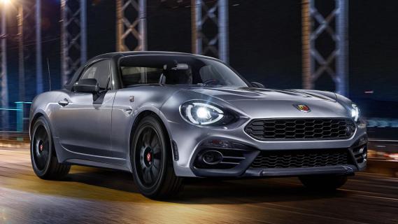 Abarth 124 GT zilvergrijs zijkant rechts voor schuin