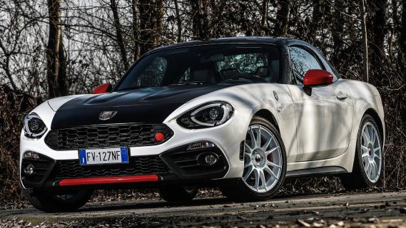 Abarth 124 Rally Tribute wit schuin links voor