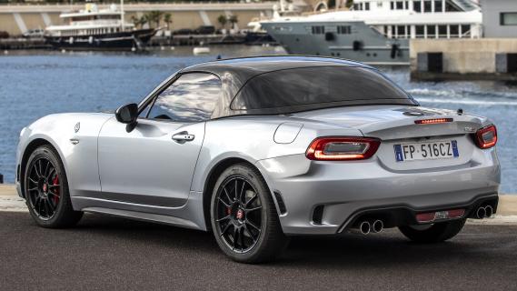 Abarth 124 Spider GT 70esimo Anniversario grijs zijkant achter schuin haven