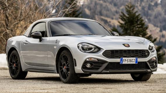 Abarth 124 Spider GT 70esimo Anniversario grijs zijkant voor schuin haven