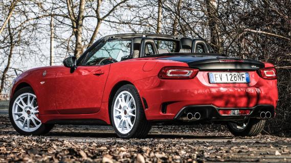 Abarth 124 Spider Rally Tribute rood zijkant achter schuin