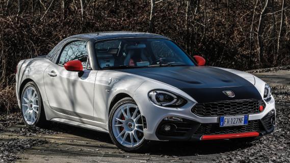 Abarth 124 Spider Rally Tribute wit zijkant schuin voor