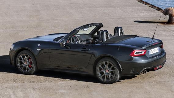 Abarth 124 Spider Scorpione zwart zijkant achter schuin hoog