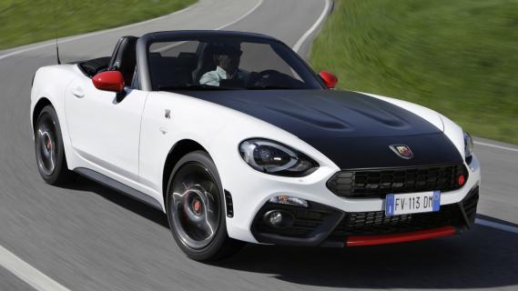 Abarth 124 Spider wit zijkant schuin voor rijdend