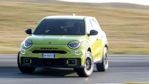 Abarth 600e Turismo (2024) geel driften zijkant voor schuin