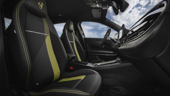 Abarth 600e geel interieur Turismo