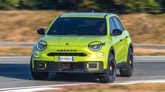 Abarth 600e geel driften op de kerbstones