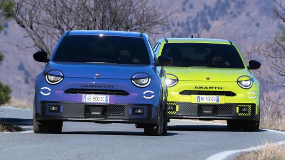 Abarth 600e paars en geel naast elkaar voorzijde op de openbare weg