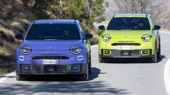 Abarth 600e paars en geel naast elkaar voorzijde op de openbare weg rijdend