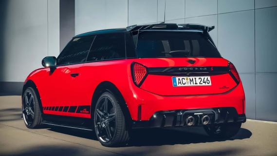 AC Schnitzer Mini Cooper S (F66) rood (2024) zijkant links achter schuin