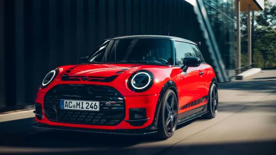 AC Schnitzer Mini Cooper S (F66) rood (2024) zijkant linksvoor schuin weg