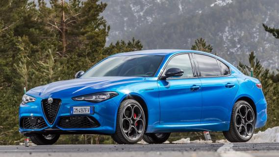 Alfa Romeo Giulia Competizione Q4 (952) blauw (2024) zijkant voor links schuin laag