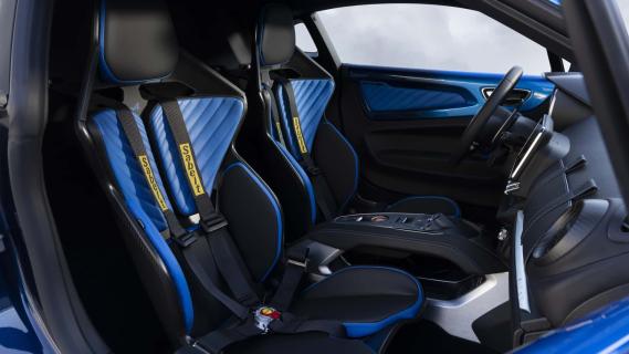 Alpine A110 R Ultieme blauw (2024) interieur Sabelt stoelen zijkant