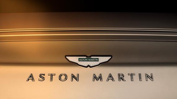 Aston Martin DB12 Goldfinger Edition (2024) badge achterzijde