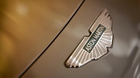 Aston Martin DB12 Goldfinger Edition (2024) badge motorkap