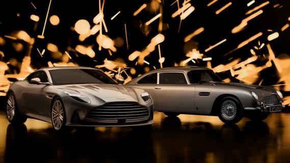 Aston Martin DB12 Goldfinger Edition (2024) zilver naast DB5