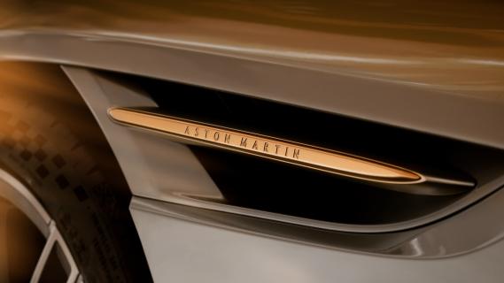 Aston Martin DB12 Goldfinger Edition (2024) badge zijscherm voor