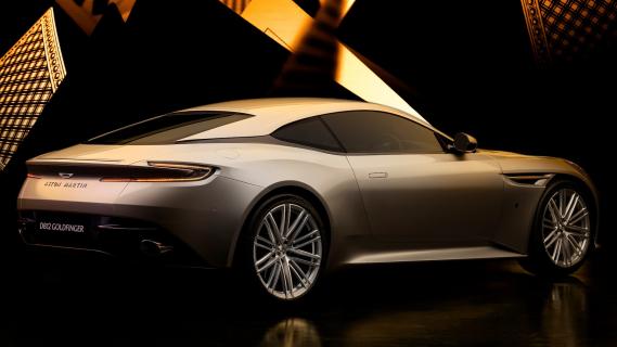 Aston Martin DB12 Goldfinger Edition (2024) zilver rechtsachter schuin