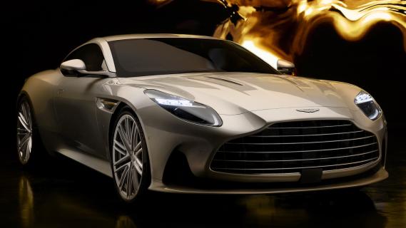 Aston Martin DB12 Goldfinger Edition (2024) zilver rechtsvoor schuin