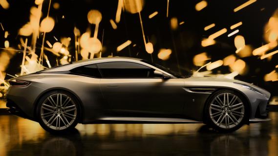 Aston Martin DB12 Goldfinger Edition (2024) zilver zijkant rechts