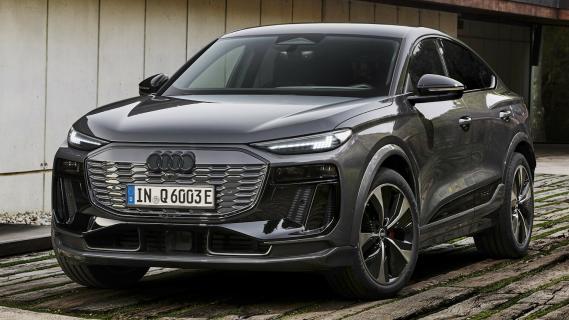 Audi Q6 Sportback e-tron (2024) grijs zijkant voor links