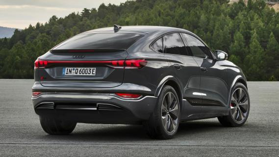 Audi Q6 Sportback e-tron (2024) grijs zijkant achter rechts schuin