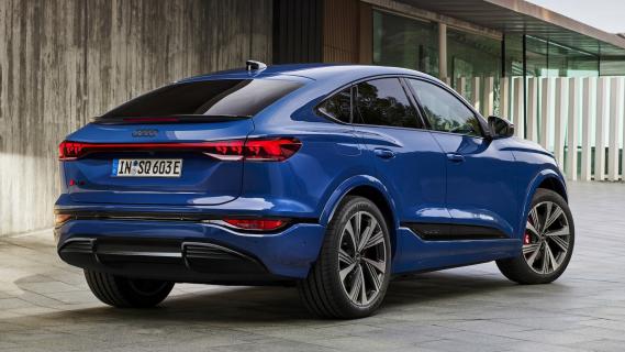 Audi SQ6 Sportback e-tron (2024) blauw rechts schuin achter buiten