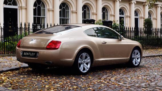 Bentley Continental GT beige zijkant achter links