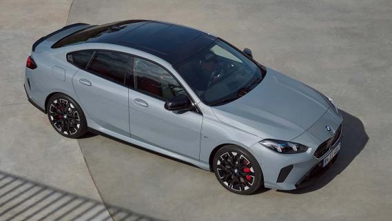 BMW M235 xDrive Gran Coupé (F74) grijs (2025) zijkant voor schuin stilstaand hoog