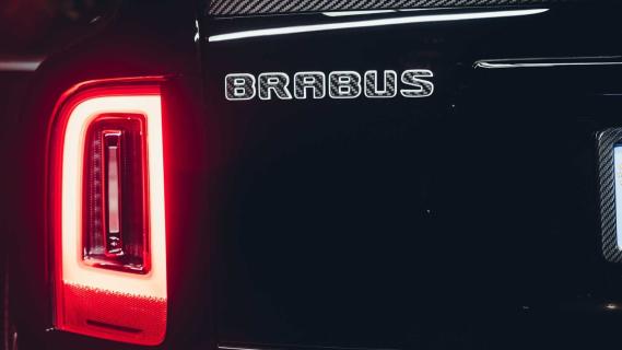 Brabus Rolls-Royce Cullinan Widestar 700 Blue Sky lichtgevende badge