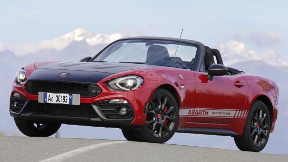 Abarth 124 Spider rood zijkant links voor schuin