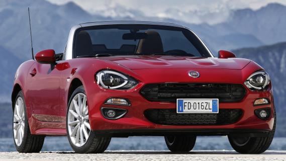 Fiat 124 Spider rood zijkant voor rechts schuin