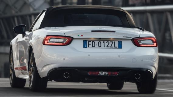 Fiat 124 Spider S-Design wit rechts achter dak omhoog