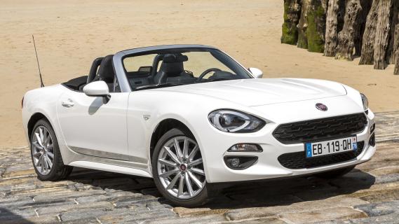 Fiat 124 Spider wit zijkant voor rechts schuin