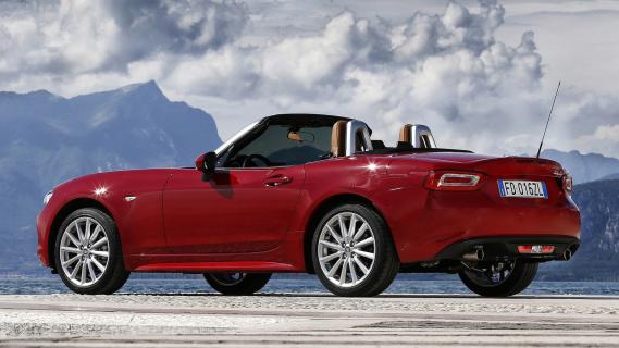 Fiat 124 Spider rood zijkant rechts schuin achter