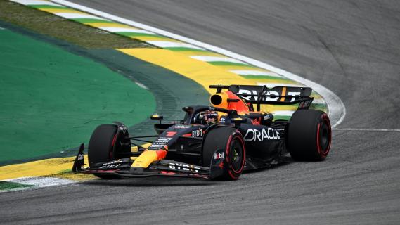 Hoe laat begint de Formule 1 GP Brazilië 2024 - bocht Max Verstappen op zachte banden