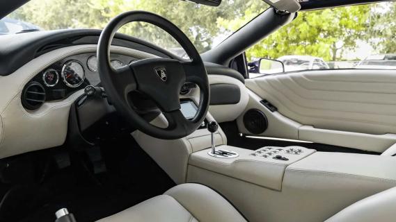 Interieur van de Lamborghini Diablo-replica van John Cena met BMW V12