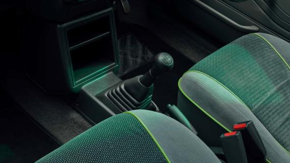 Kia Pride EV restomod (EV) wit interieur voorstoelen pookknop