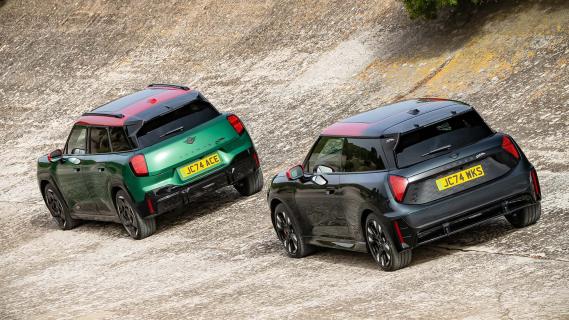 Mini Aceman JCW (J05) groen achterzijde en Mini JCW Electric zwart achterzijde brooklands