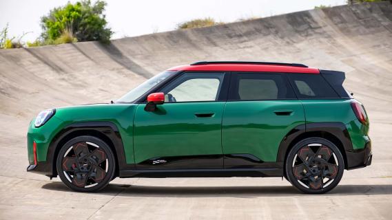 Mini Aceman John Cooper Works (J05) groen (2024) zijkant