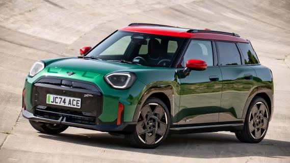 Mini Aceman John Cooper Works (J05) groen (2024) zijkant links voor schuin