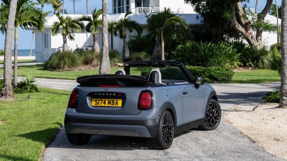 Mini Cooper Cabrio (F67) blauw (2024) zijkant rechtsachter schuin