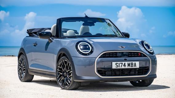 Mini Cooper Cabrio (F67) blauw (2024) zijkant rechts voor schuin dak open zon