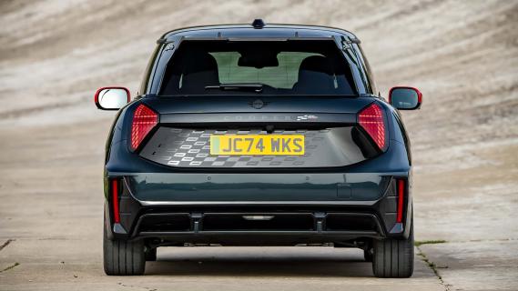 Mini John Cooper Works Electric (J01) zwart (2024) achterzijde